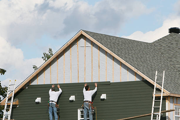 Professional Siding technician working in Jacksonville, NC